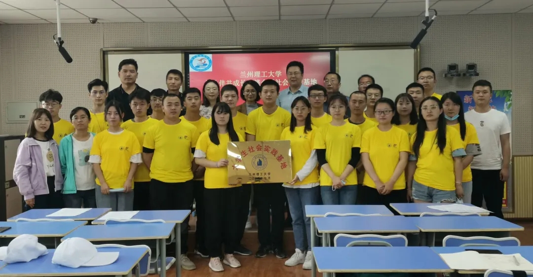 bwin官网社会实践基地挂牌仪式
